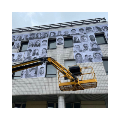 Installation de la fresque Inside Out à l'Hopital de la Pitié-Salpêtrière